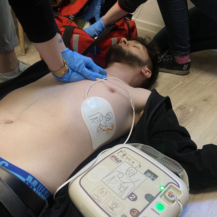 Automatski defibrilator za javne prostore