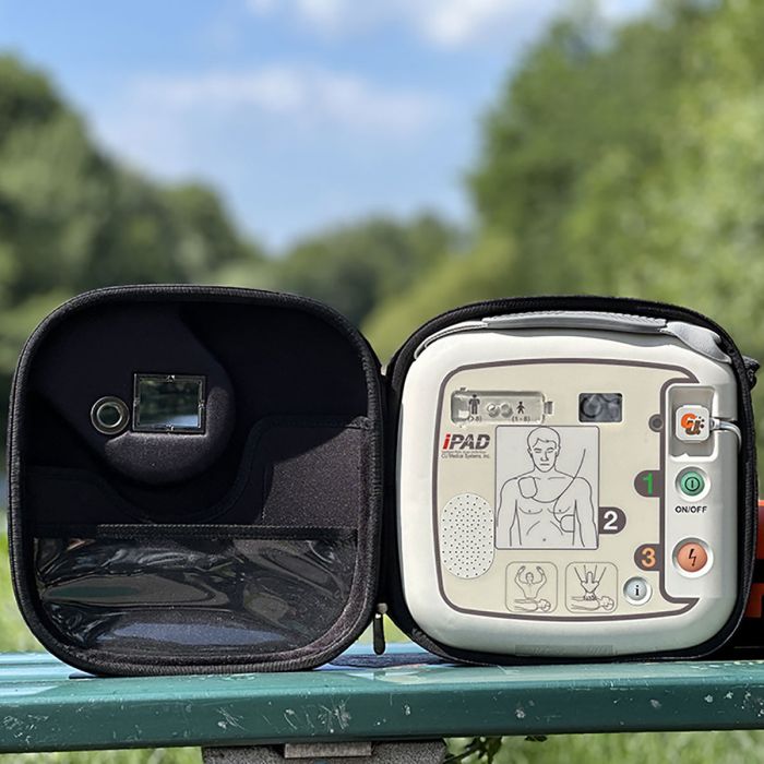 Poluautomatski vanjski defibrilator za javne prostore