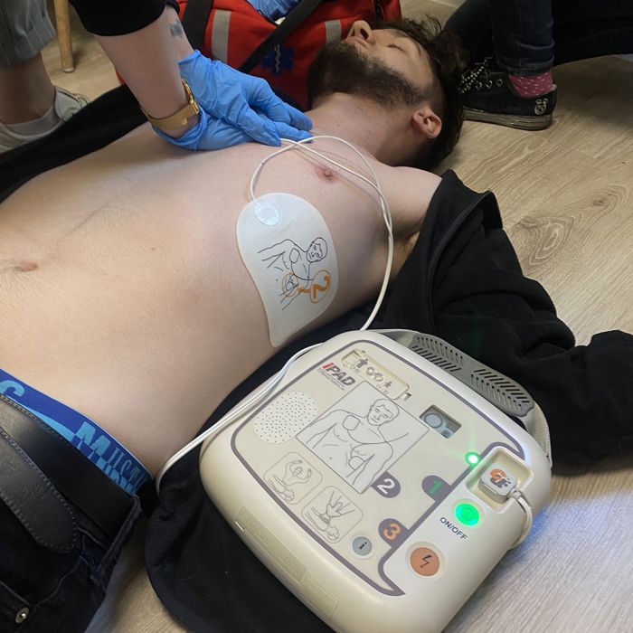 Poluautomatski vanjski defibrilator za javne prostore