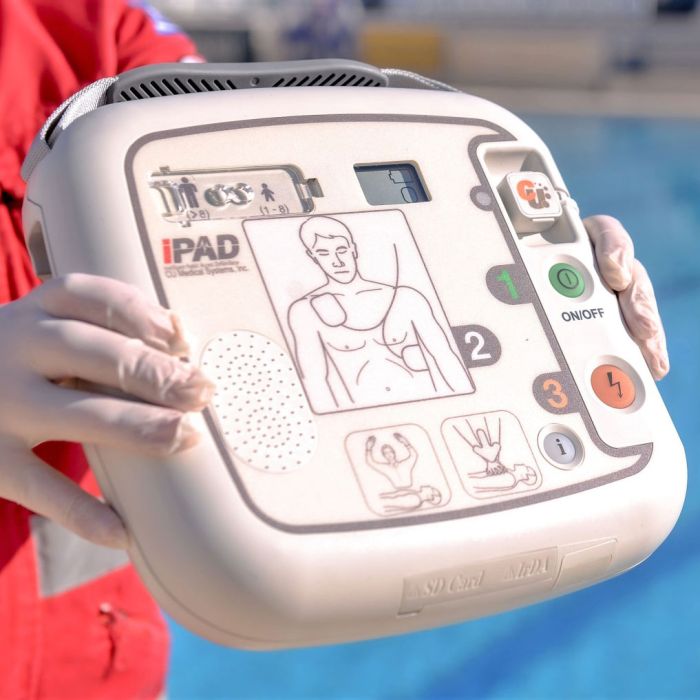 Poluautomatski vanjski defibrilator za javne prostore