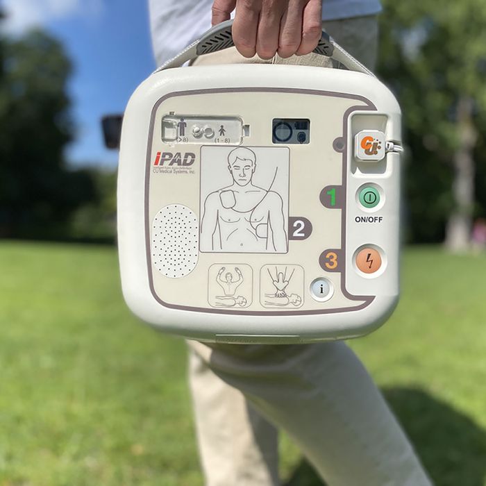 Poluautomatski vanjski defibrilator za javne prostore