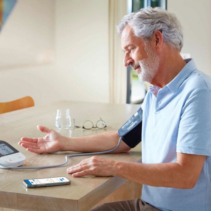 Omron tlakomjer na nadlakticu M4 s povezivanjem na mobitel