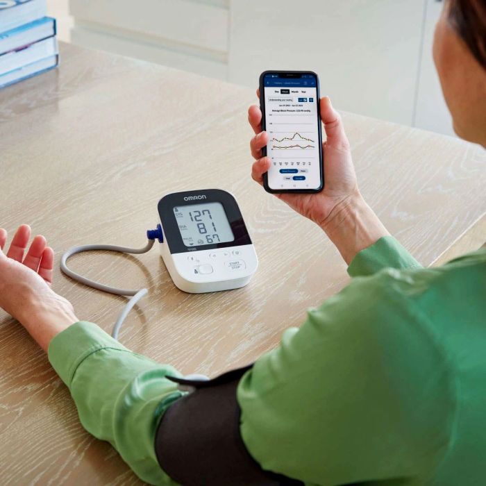 Omron tlakomjer na nadlakticu M4 s povezivanjem na mobitel